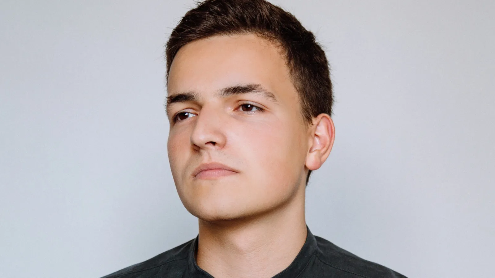 AI Editorial Fashion Portrait Prompt | Cinematic Magazine Cover Photo , ai portrait prompt, editorial fashion photo, cinematic portrait, magazine cover ai, ai headshot, realistic photo prompt, fashion photography ai, motion blur street portrait, hyper realistic portrait, viral ai photo prompt