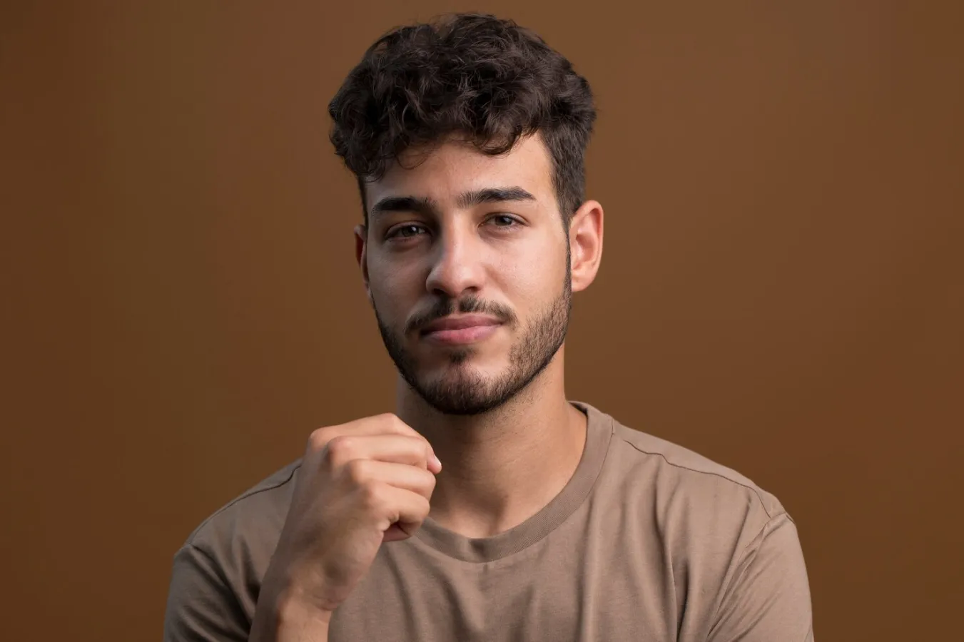 Dramatic Stylized Portrait Prompt – Yellow Background Brushstroke Art Style , dramatic portrait prompt, stylized portrait ai prompt, yellow background portrait, brushstroke portrait prompt, silhouette profile portrait, artistic portrait ai prompt, dramatic profile portrait, abstract splatter portrait, ai portrait prompt