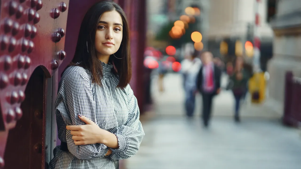 Night Flash Cinematic Portrait Prompt – Dramatic Glow AI Photo Effect , night flash portrait prompt, cinematic flash photography prompt, ai portrait lighting prompt, dramatic night flash effect, glowing skin portrait ai, cinematic portrait lighting ai, photorealistic flash portrait prompt, ai photo editing prompt