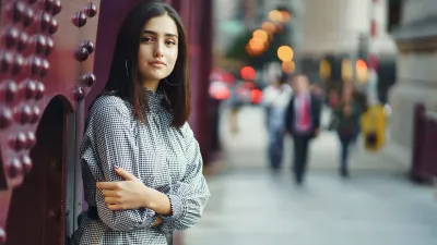 Night Flash Cinematic Portrait Prompt – Dramatic Glow AI Photo Effect